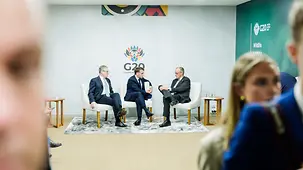 Das Foto zeigt Bundeskanzler Friedrich Merz beim G20-Gipfel mit Emmanuel Macron, Frankreichs Präsident, und Keir Starmer, Großbritanniens Premierminister.