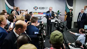 Das Foto zeigt Bundeskanzler Friedrich Merz bei einem Pressestatement zum G20-Gipfel.
