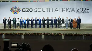 Das Foto zeigt Bundeskanzler Friedrich Merz beim Familienfoto zum G20-Gipfel.