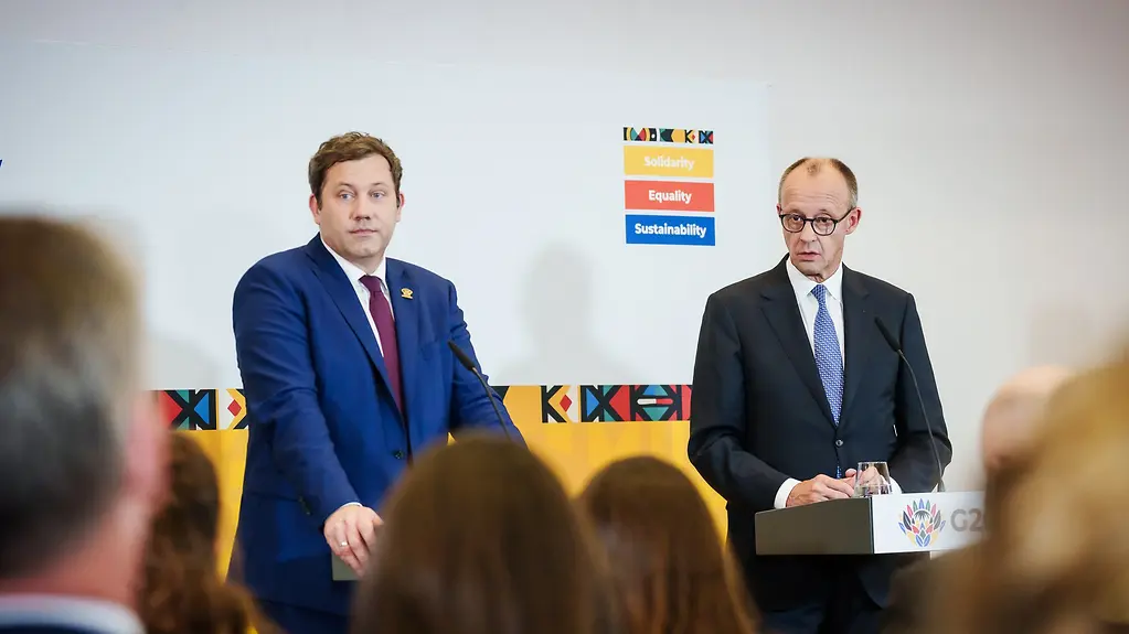 Das Foto zeigt Kanzler Merz und Bundesfinanzminister Klingbeil bei der Pressekonferenz beim G20-Gipfel in Johannesburg.