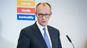 La photo montre le chancelier fédéral Friedrich Merz lors du sommet du G20, aux côtés de Lars Klingbeil, ministre fédéral des Finances, lors d’une conférence de presse.