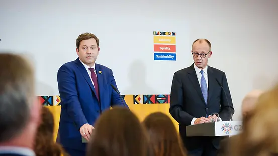 La photographie montre le chancelier Friedrich Merz et le ministre fédéral des Finances Lars Klingbeil lors de la conférence de presse donnée dans le cadre du G20 à Johannesburg.
