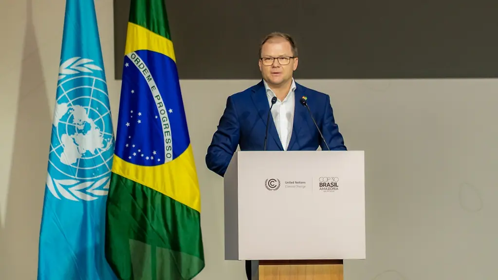 Bundesumweltminiter Carsten Schneider beim Pressestatement auf der COP30 in Belém.