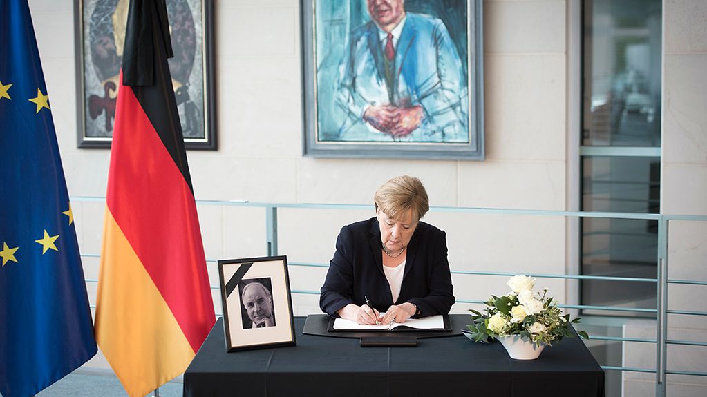 Angela Merkel signe le registre de condoléances à la Chancellerie fédérale.