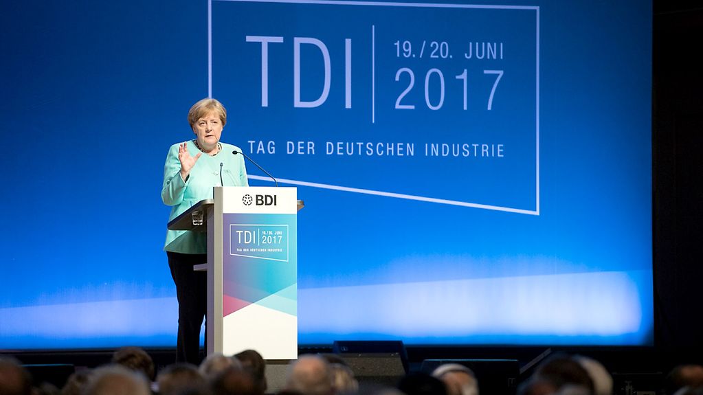 Bundeskanzlerin Angela Merkel spricht auf dem Tag der Deutschen Industrie.
