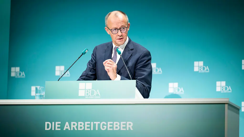 Kanzler Merz am Rednerpult beim Deutschen Arbeitgebertag 2025.