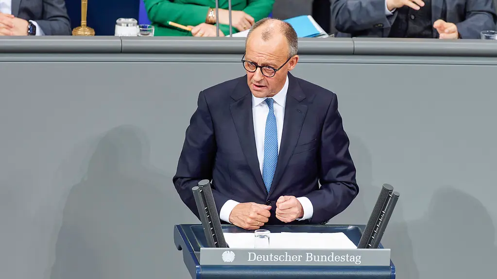 Das Foto zeigt Bundeskanzler Friedrich Merz am Rednerpult im Bundestag.