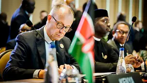 Das Foto zeigt Bundeskanzler Friedrich Merz beim EU-Afrika-Gipfel.
