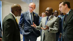 Das Foto zeigt Bundeskanzler Friedrich Merz im Gespräch beim EU-Afrika-Gipfel.