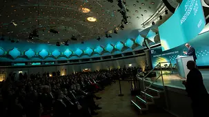 Das Foto zeigt Bundeskanzler Friedrich Merz bei einer Rede beim BDA.