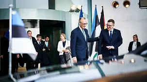 Das Foto zeigt Bundeskanzler Friedrich Merz und Kristen Michal, Premierminister von Estland.