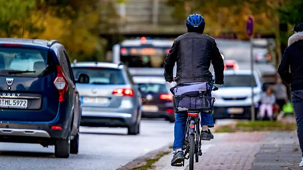 Autos und ein Fahrrad auf der Straße