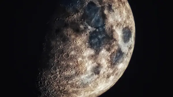 Der Mond ist zu sehen