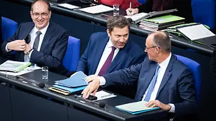 Das Foto zeigt Bundeskanzler Friedrich Merz mit Lars Klingbeil, Bundesminister der Finanzen, auf der Regierungsbank im Bundestag.