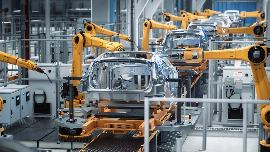 Fertigungsstraße mit Roboterarmen zur Herstellung von Autos.