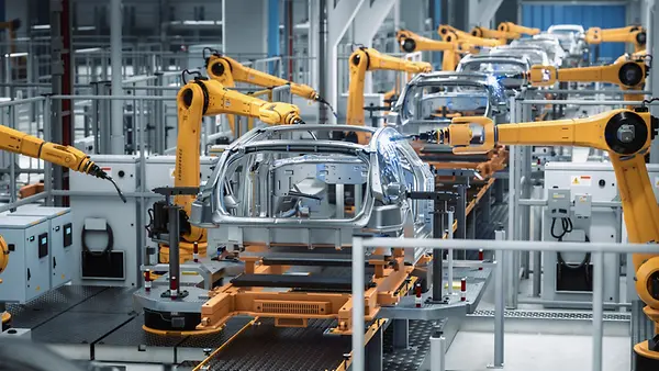 Fertigungsstraße mit Roboterarmen zur Herstellung von Autos.