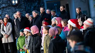 Das Foto zeigt Bundeskanzler Friedrich Merz bei der Übergabe des Weihnachtsbaums im Kanzleramt.