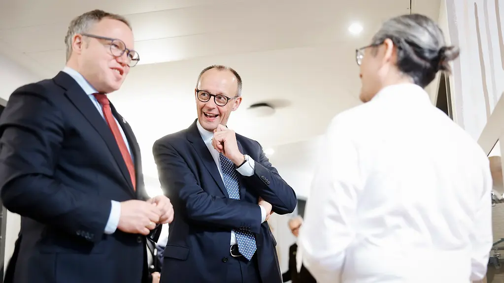 Bundeskanzler Merz in einem freundlichen Gespräch
