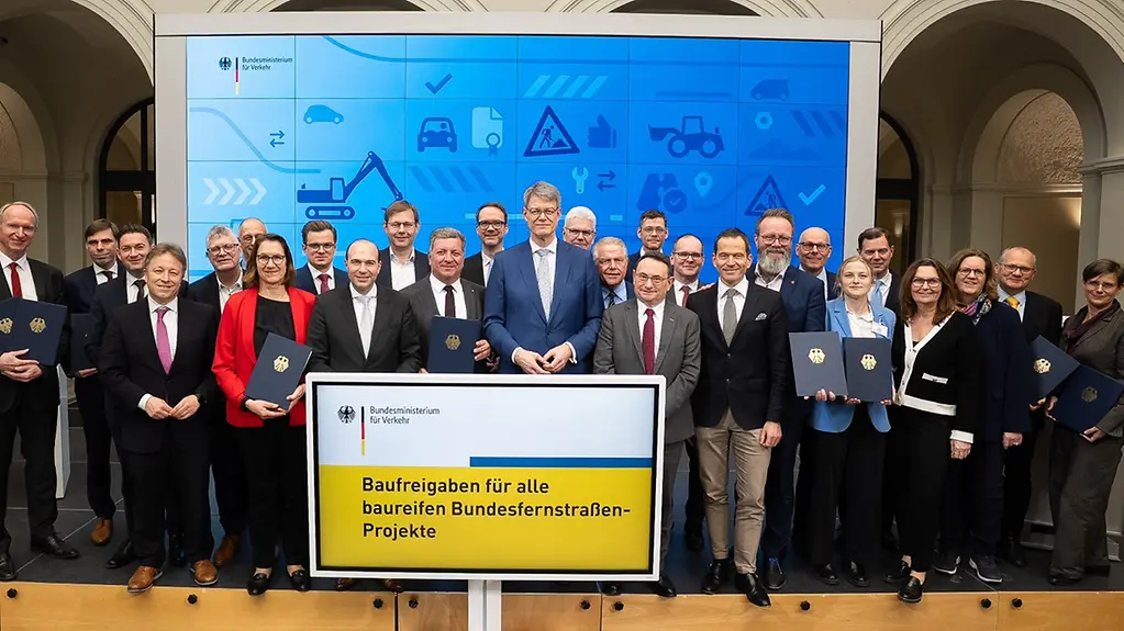 Bundesverkehrsminister Schnieder mit den Verkehrsministerinnen und -ministern der Bundesländer.