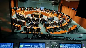Das Foto zeigt eine Totale über die Sitzung bei der Deutsch-Polnischen Regierungskonsultationen.