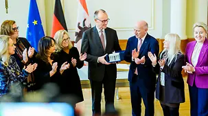 Das Foto zeigt Bundeskanzler Friedrich Merz beim Antrittsbesuch in Berlin mit Kai Wegner, Berlins Regierender Bürgermeister.