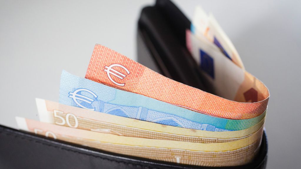 Euro-Geldscheine stecken in einem Portemonnaie