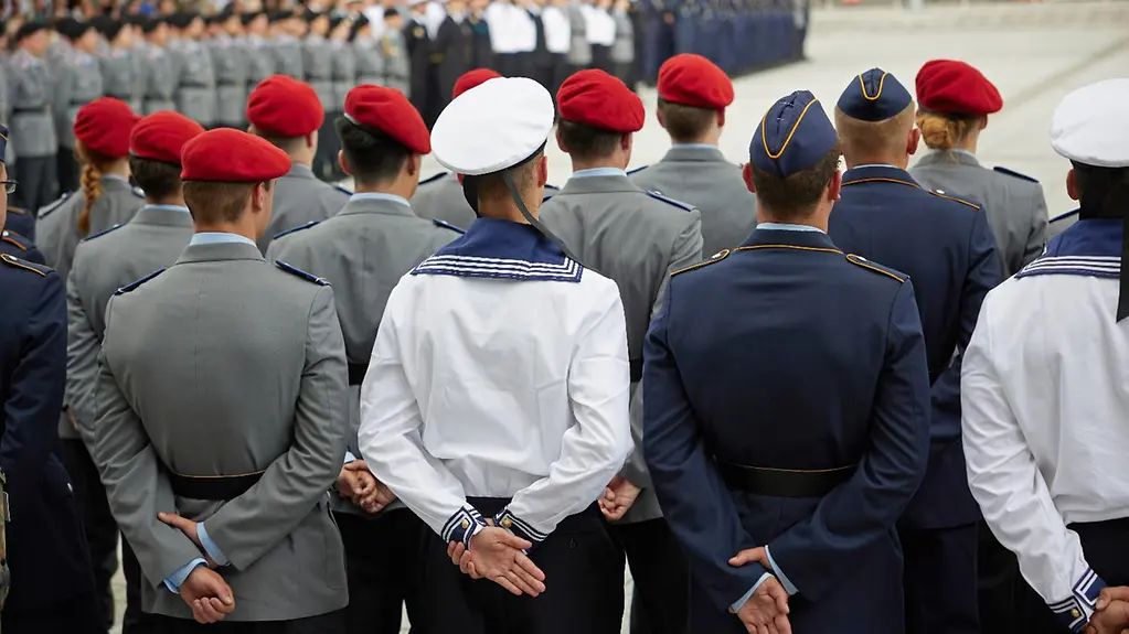 Rekrutinnen und Rekruten der Teilstreitkräfte stehen in Formation angetreten beim Feierlichen Gelöbnis. 