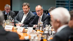 Das Foto zeigt Bundeskanzler Friedrich Merz zu Beginn der Ministerpräsidentenkonferenz.