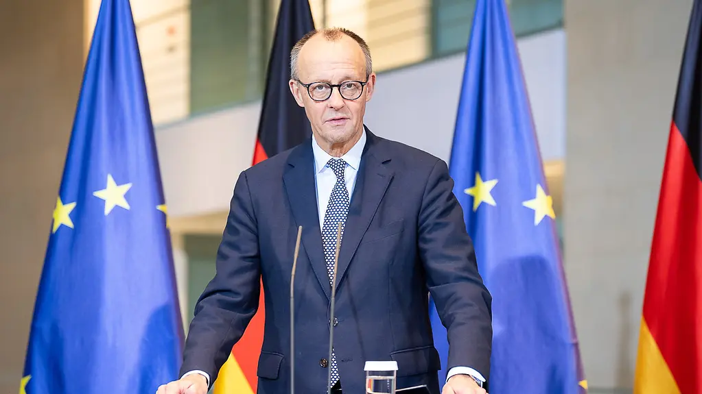 Das Foto zeigt Bundeskanzler Friedrich Merz bei einem Statement zu den Entscheidungen im Deutschen Bundestag im Bundeskanzleramt.