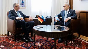 Bundeskanzler Merz und der Ministerpräsidenten des Staates Israels, Benjamin Netanjahu im Gespräch