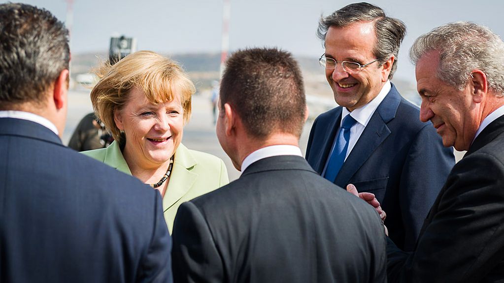Bundeskanzlerin Angela Merkel und der griechische Ministerpräsident Antonis Samaras auf dem Flughafen in Athen.