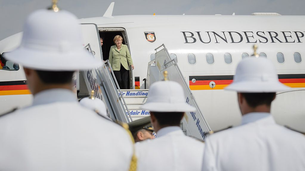 Angela Merkel steigt aus dem Regierungsflugzeug