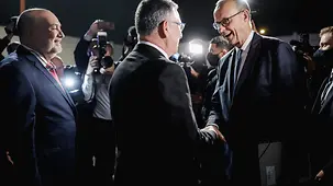 Le chancelier fédéral serre la main du ministre des Affaires étrangères Gideon Sa’ar.