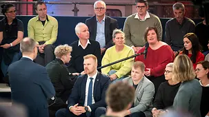 Das Foto zeigt Bundeskanzler Friedrich Merz beantwortet in der Sendung ARD-Arena Zuschauerfragen.