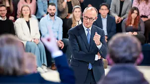 Das Foto zeigt Bundeskanzler Friedrich Merz beantwortet in der Sendung ARD-Arena Zuschauerfragen.