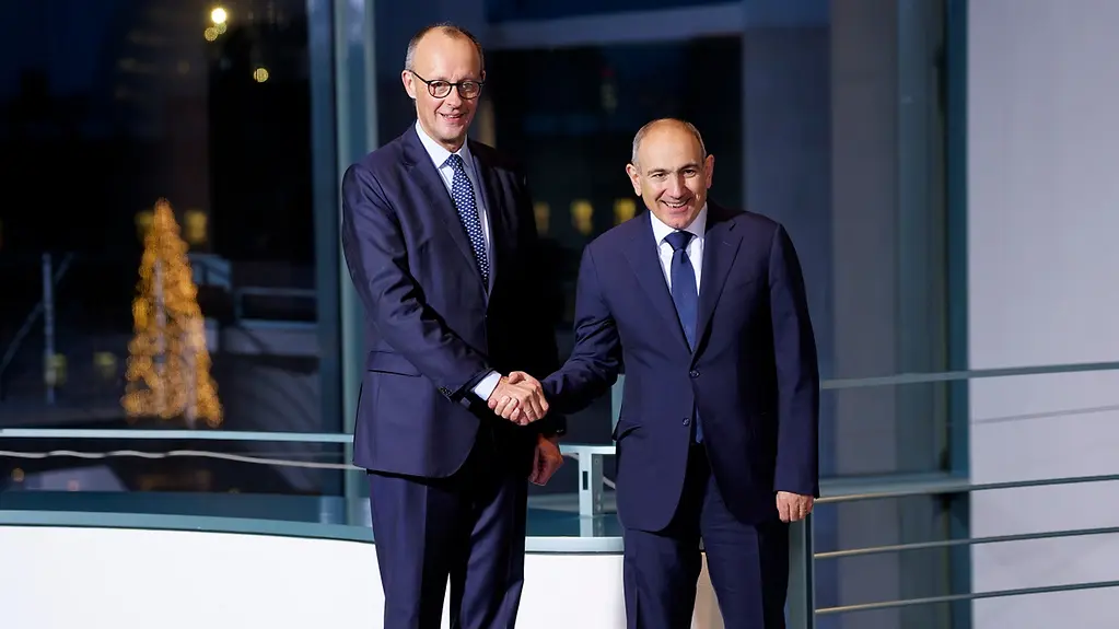 Federal Chancellor Merz and Armenian President Pashinyan shake hands.