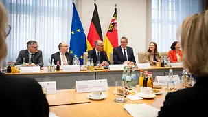 Das Foto zeigt Bundeskanzler Friedrich Merz mit Alexander Schweitzer, rheinland-pfälzischer Ministerpräsident, bei einer Kabinettssitzung.