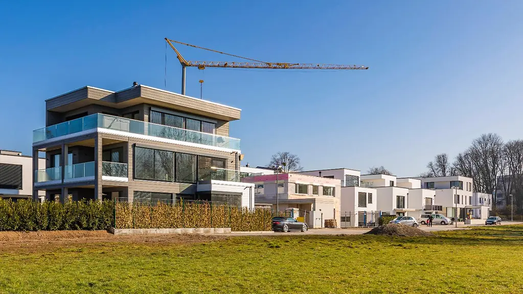 Modernes energieeffizientes Gebäude vor blauem Himmel.