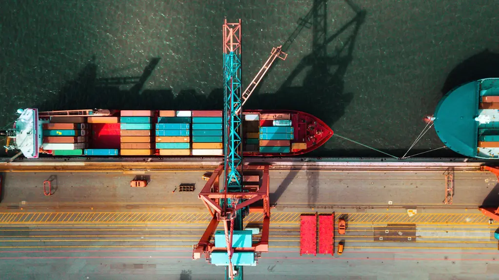 Blick von oben auf den Cargo-Containerterminal.