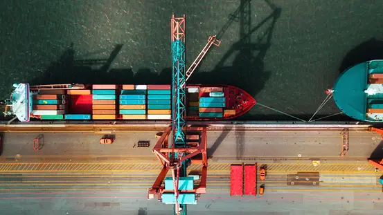 Blick von oben auf den Cargo-Containerterminal.