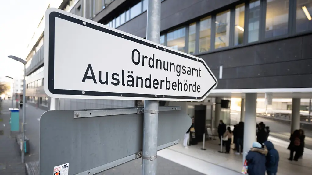 Ein Schild weist auf die Ausländerbehehörde und das Ordnungsamt.