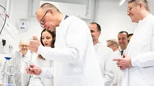 Das Foto zeigt Bundeskanzler Friedrich Merz im Labor von Tron.