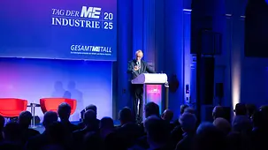 Das Foto zeigt Bundeskanzler Friedrich Merz bei einer Rede.