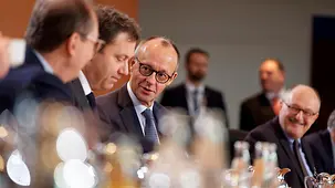 Das Foto zeigt Bundeskanzler Friedrich Merz schau zu Beginn der Kabinettssitzung zu Lars Klingbeil, Bundesminister der Finanzen, 