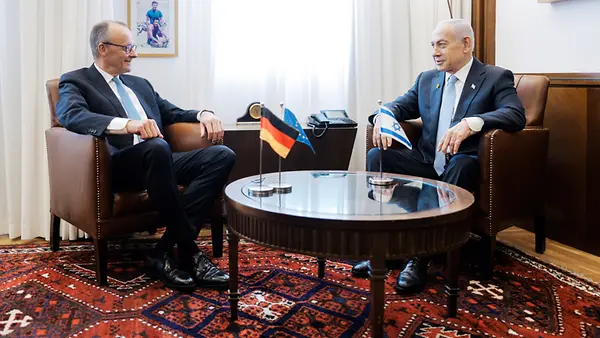 Bundeskanzler Friedrich Merz (l.) im Vier-Augen-Gespräch mit Benjamin Netanjahu, Ministerpräsident Israels, anlässlich seines Antrittsbesuchs im Amtssitz des Ministerpräsidenten.