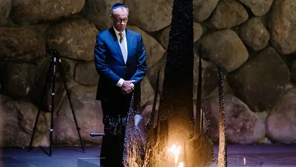 Bundeskanzler Friedrich Merz (mit Kippa) anlässlich seines Antrittsbesuchs beim Entzünden der Flamme in der "Halle der Erinnerung" der Gedenkstätte Yad Vashem.