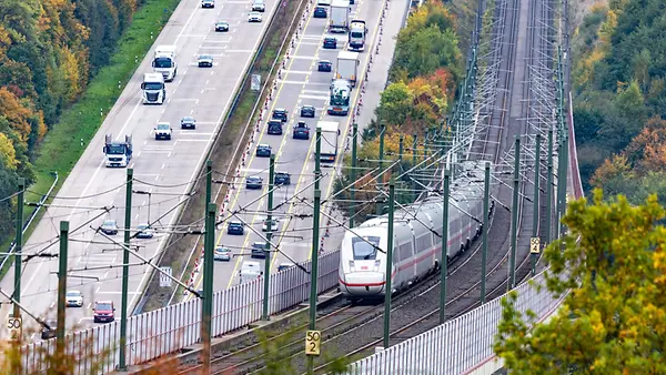 Zug- und Autobahnstrecke nebeneinander.