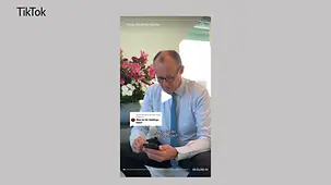 Das Foto zeigt den Kanzler in seinem Büro am Smartphone. Dazu der Text: Antwort auf @Herr Zeqaj Ihr habt weitere Fragen?