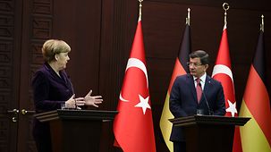 Bundeskanzlerin Angela Merkel und der türkische Ministerpräsident Ahmet Davutoglu bei der Pressekonferenz.