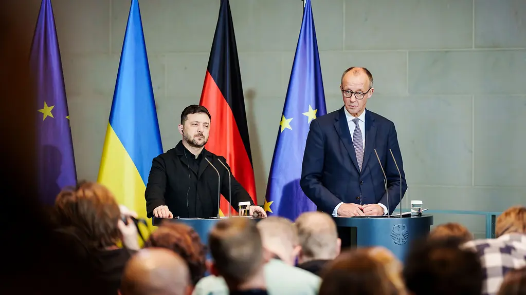 Auf dem Foto zu sehen sind Bundeskanzler Merz und Präsident Selenskyj während einer Pressekonferenz im Kanzleramt in Berlin.